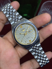 Seiko 5 — Grooved Silver Dial | 38mm Automatic with Exhibition Back Watch.