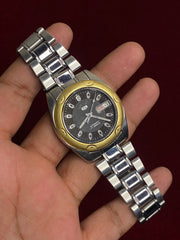 Vintage Seiko 5 Automatic — Black Textured Dial, Gold-Tone Bezel | Ref. 7009-6031 | 38mm.