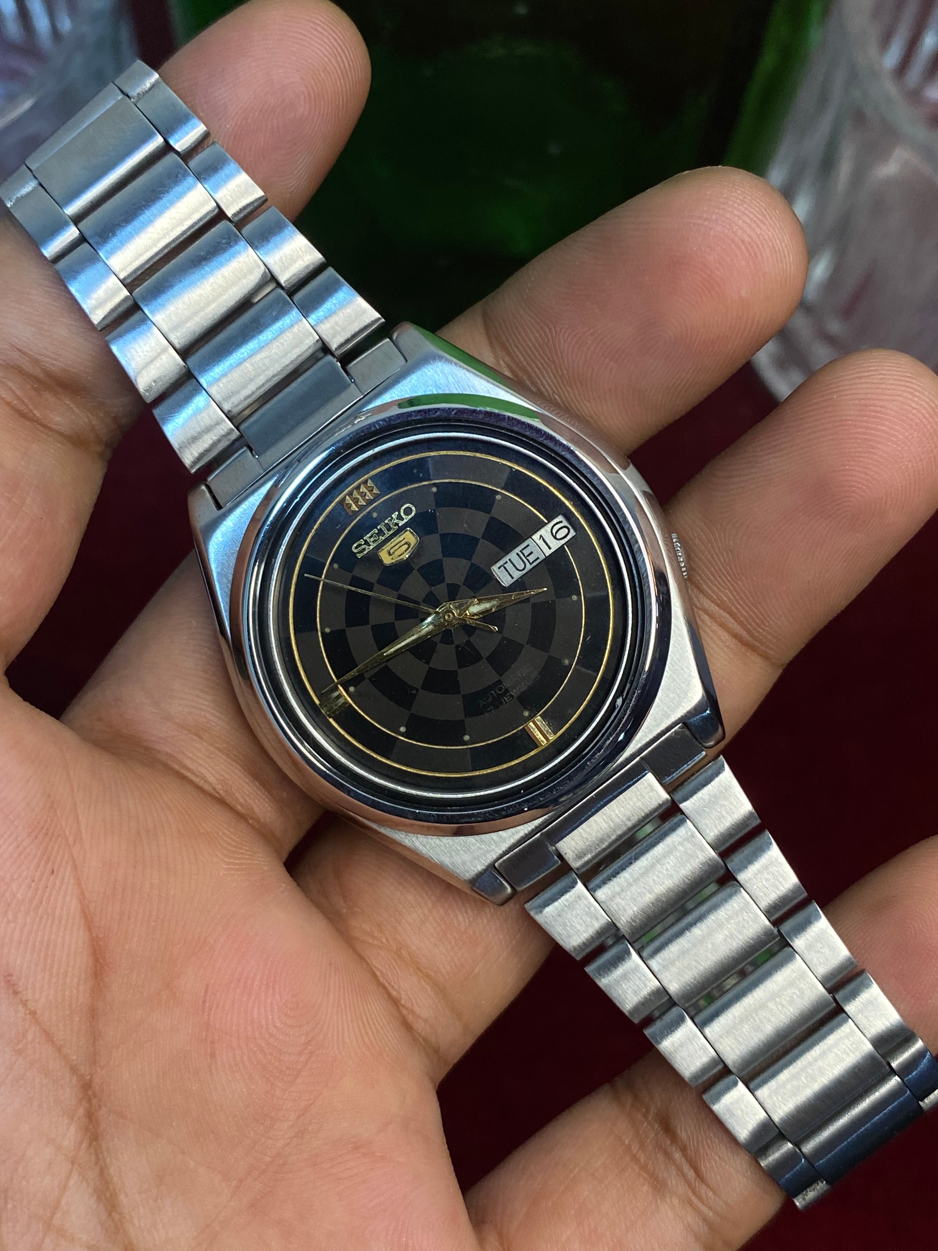Seiko 5 Automatic — Black Dartboard Dial | Ref 7009-3160.