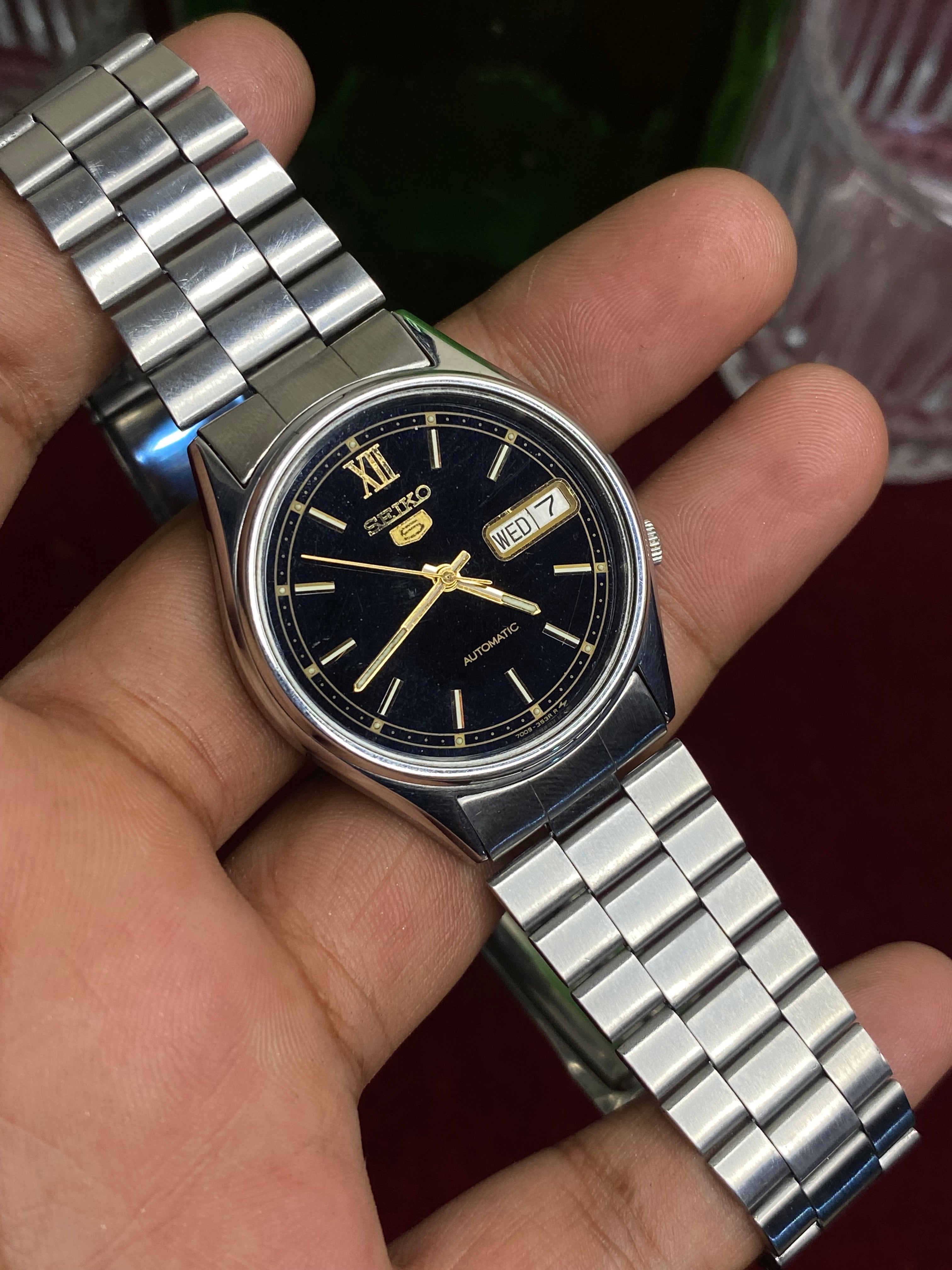 Vintage Seiko 5 — Black & Gold Roman XII Dial (36mm, 1980s ).