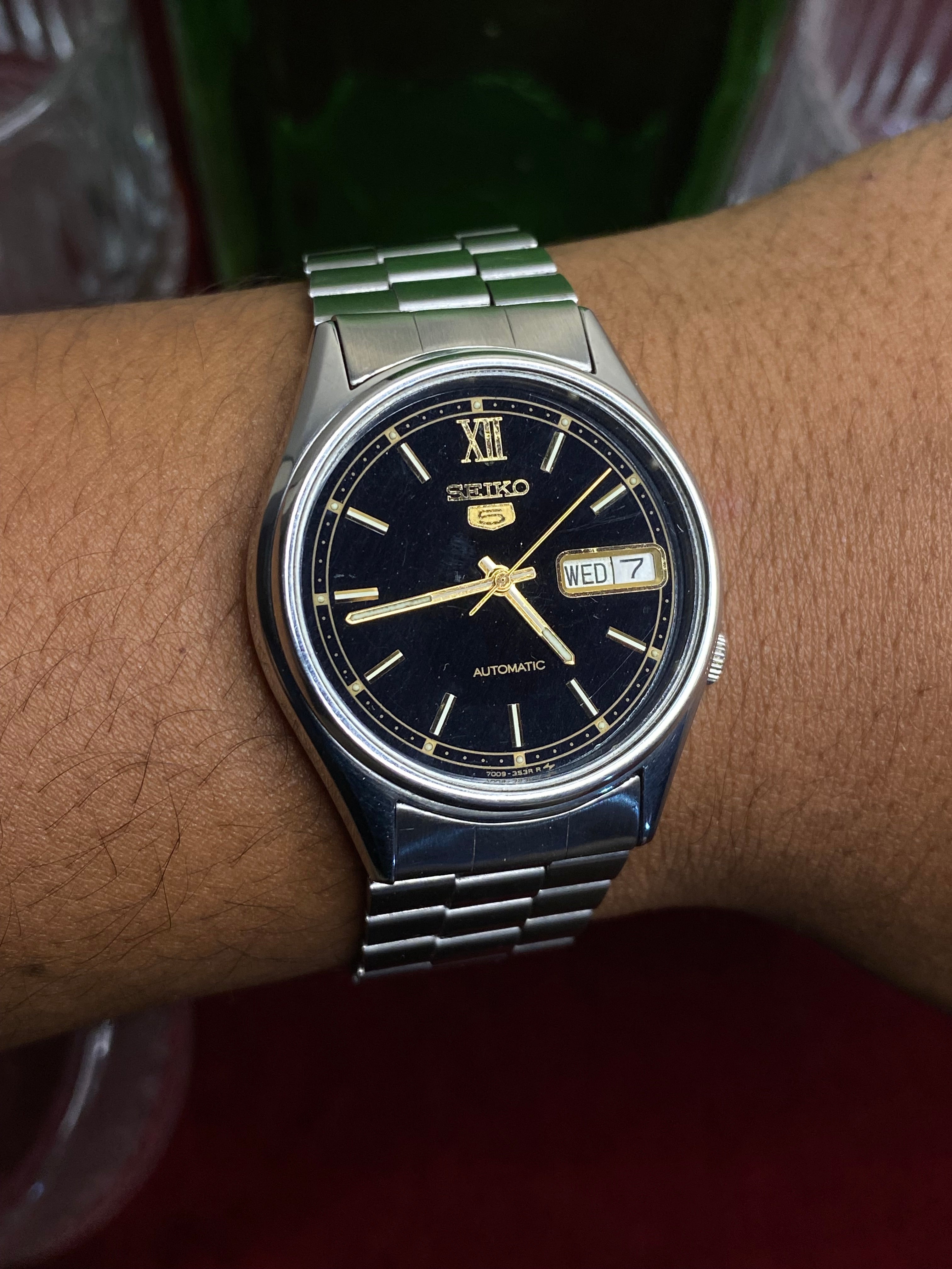 Vintage Seiko 5 — Black & Gold Roman XII Dial (36mm, 1980s ).