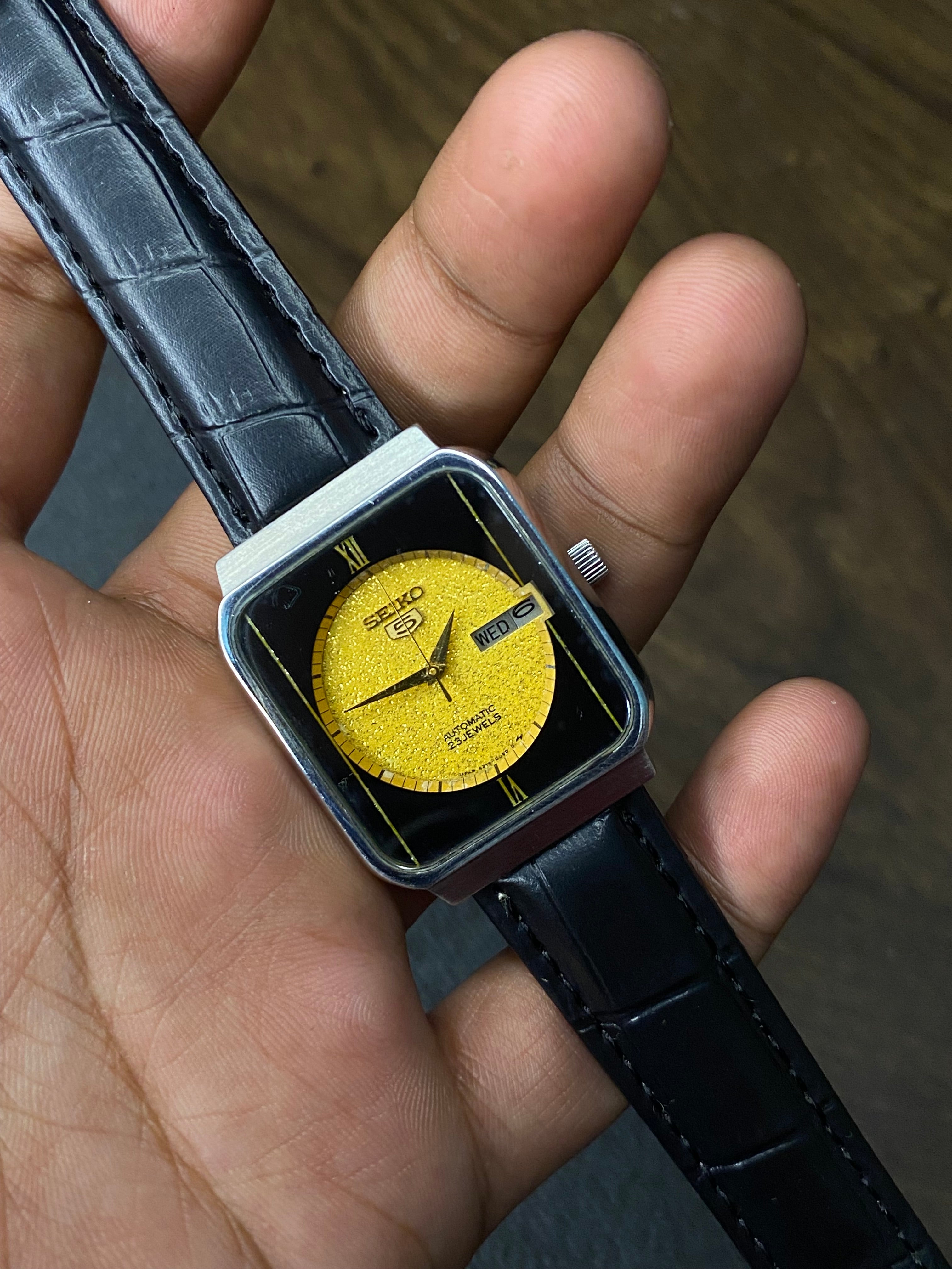 Vintage Seiko 5 Tv - Shaped Golden Roman Number Dial Watch.