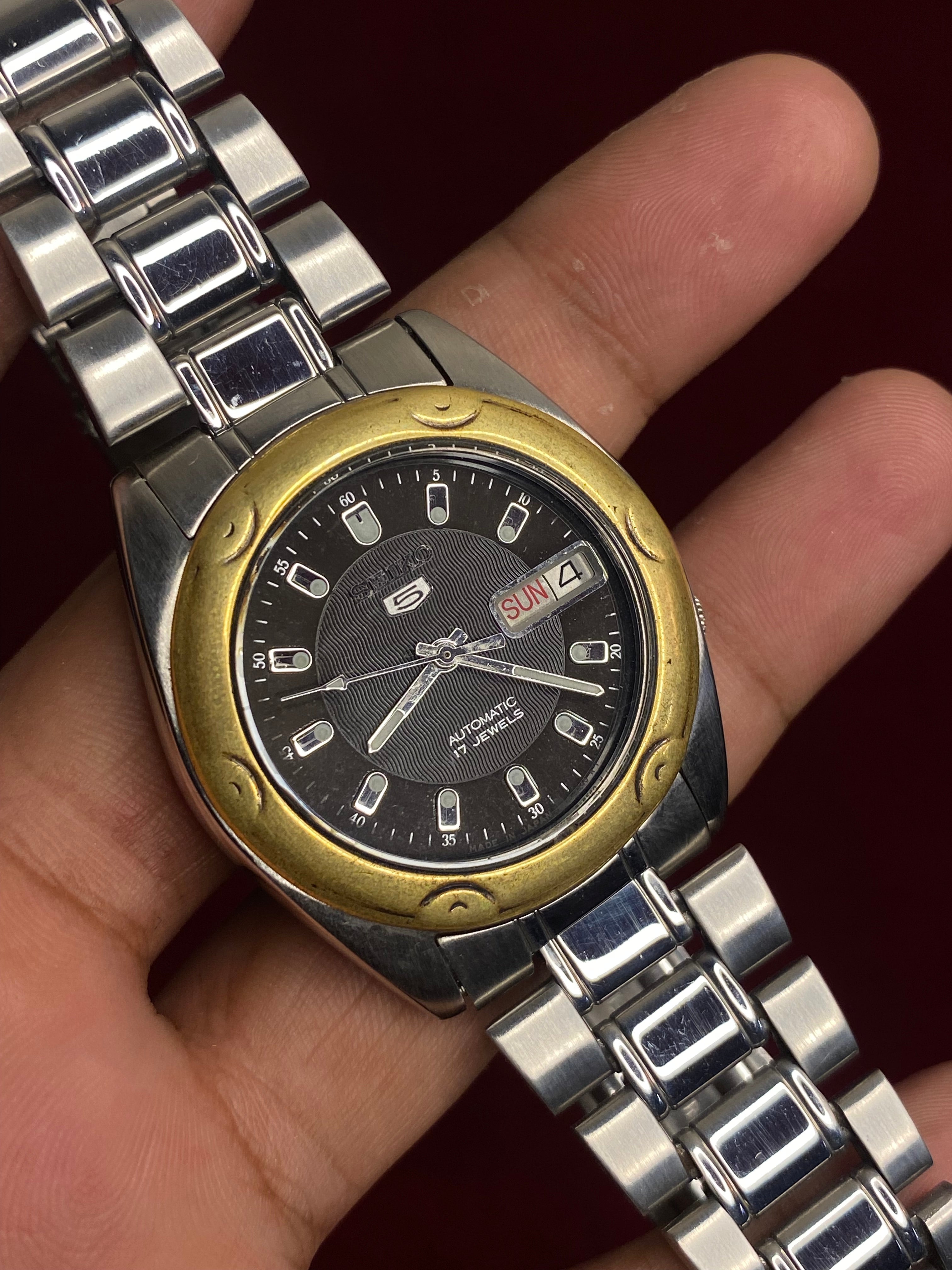 Vintage Seiko 5 Automatic — Black Textured Dial, Gold-Tone Bezel | Ref. 7009-6031 | 38mm.