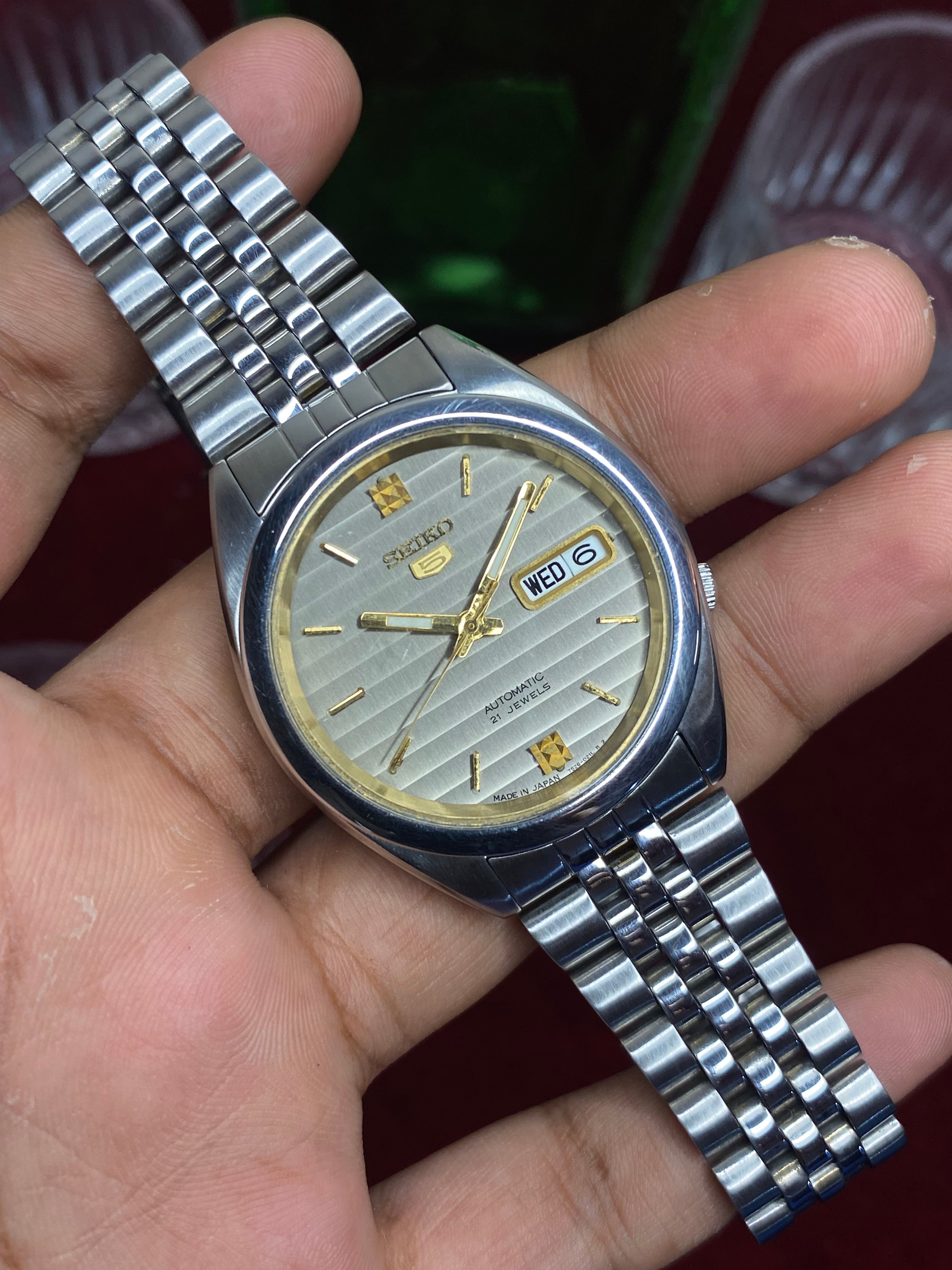 Seiko 5 — Grooved Silver Dial | 38mm Automatic with Exhibition Back Watch.