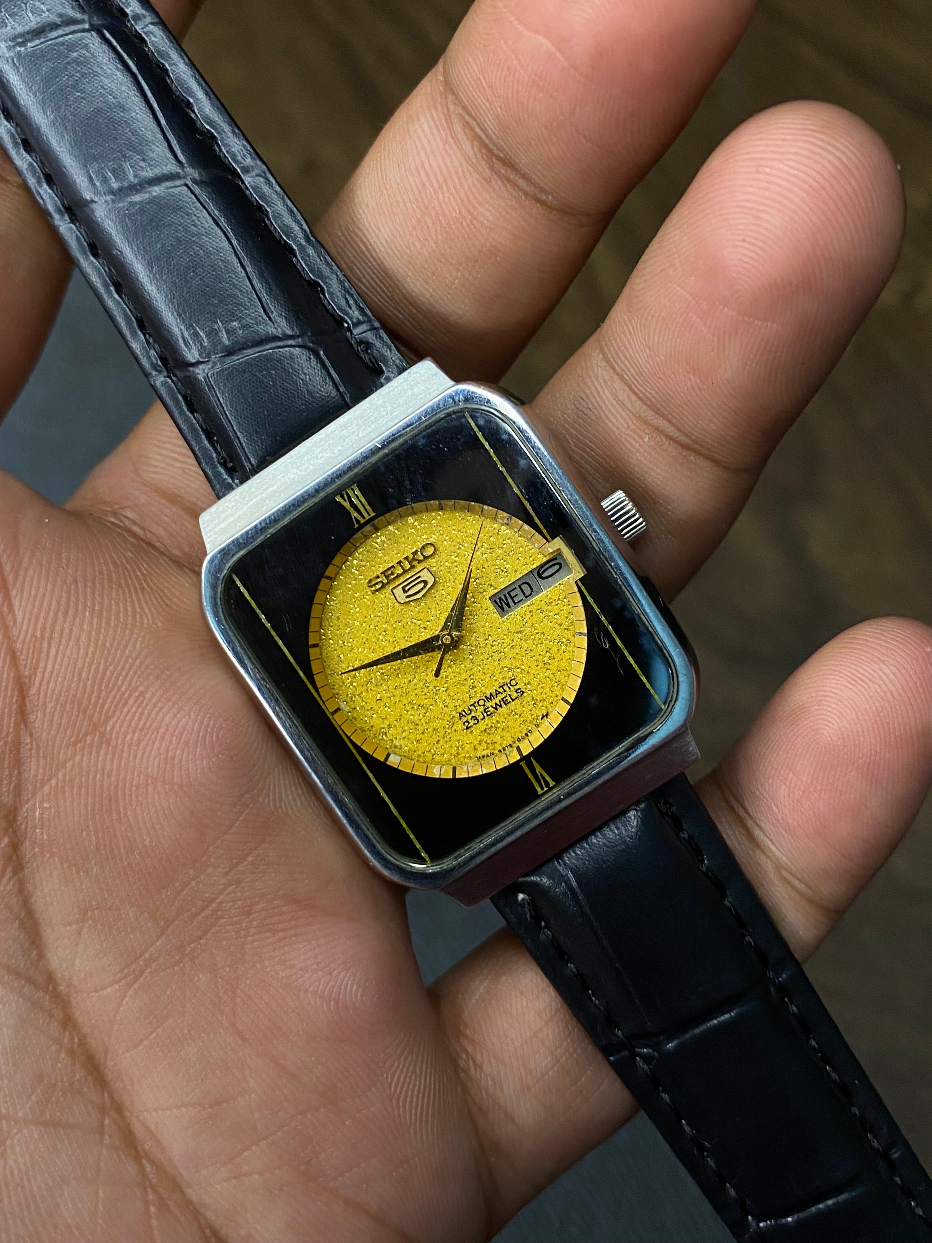 Vintage Seiko 5 Tv - Shaped Golden Roman Number Dial Watch.