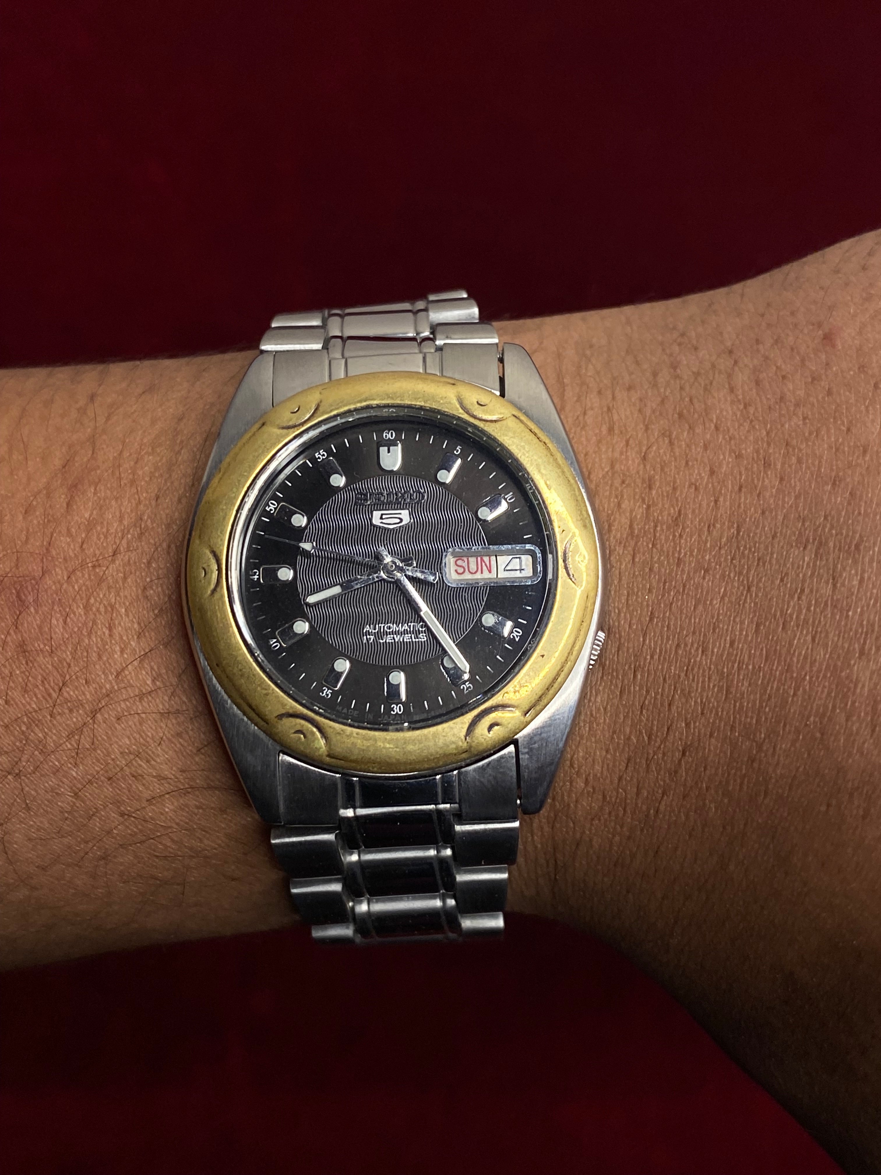 Vintage Seiko 5 Automatic — Black Textured Dial, Gold-Tone Bezel | Ref. 7009-6031 | 38mm.