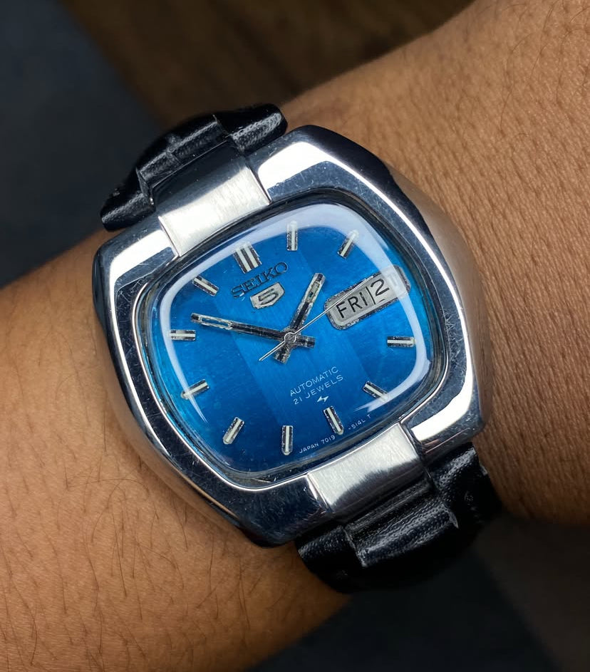 Seiko 5 “Ocean Blue” — 7019 Sunburst TV-Case Automatic watch.