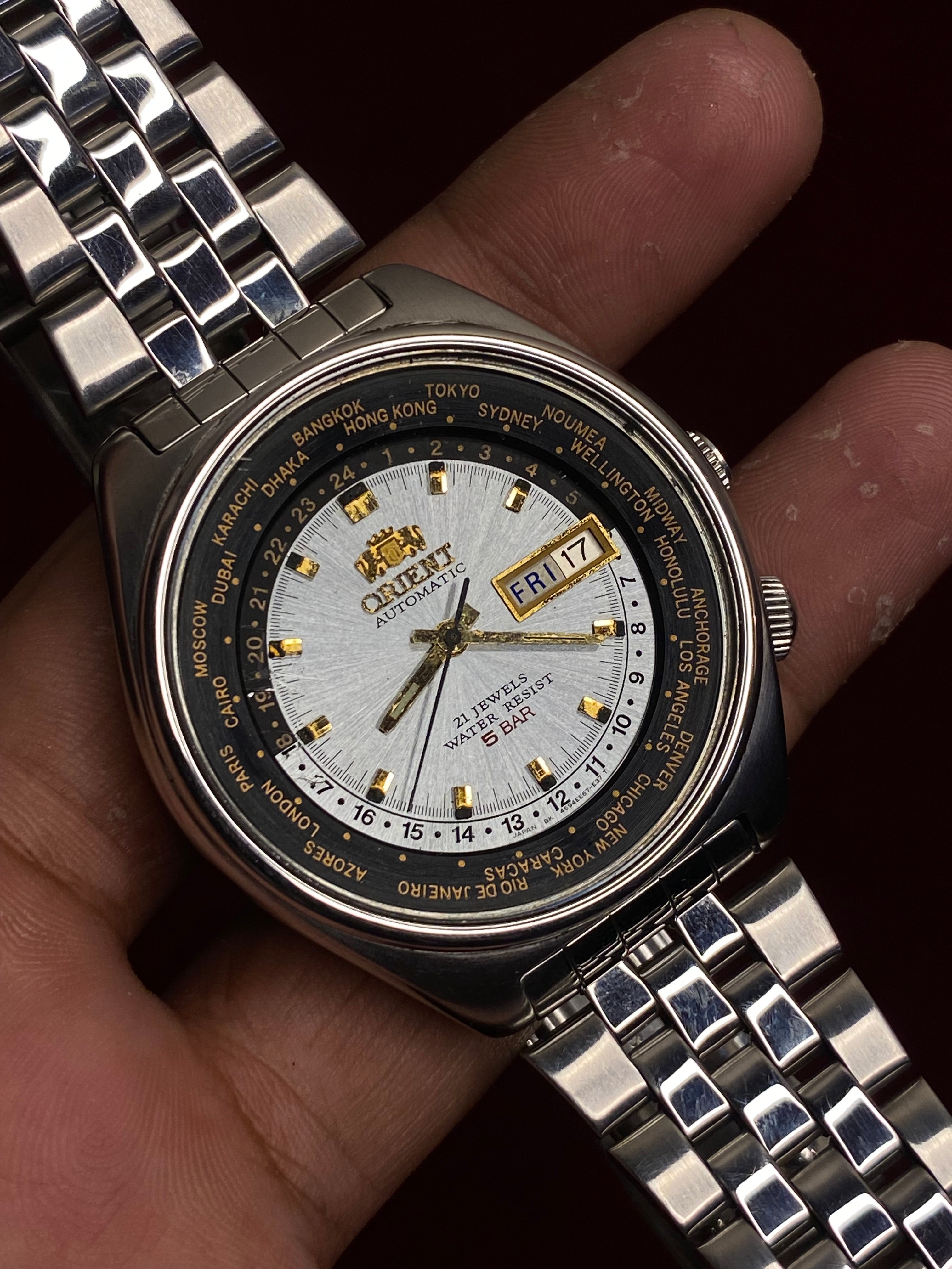 Orient World Time Automatic — Silver Sunburst Dial, 24-City Bezel | Ref. 469EE7-70 | 21 Jewels | 41mm.