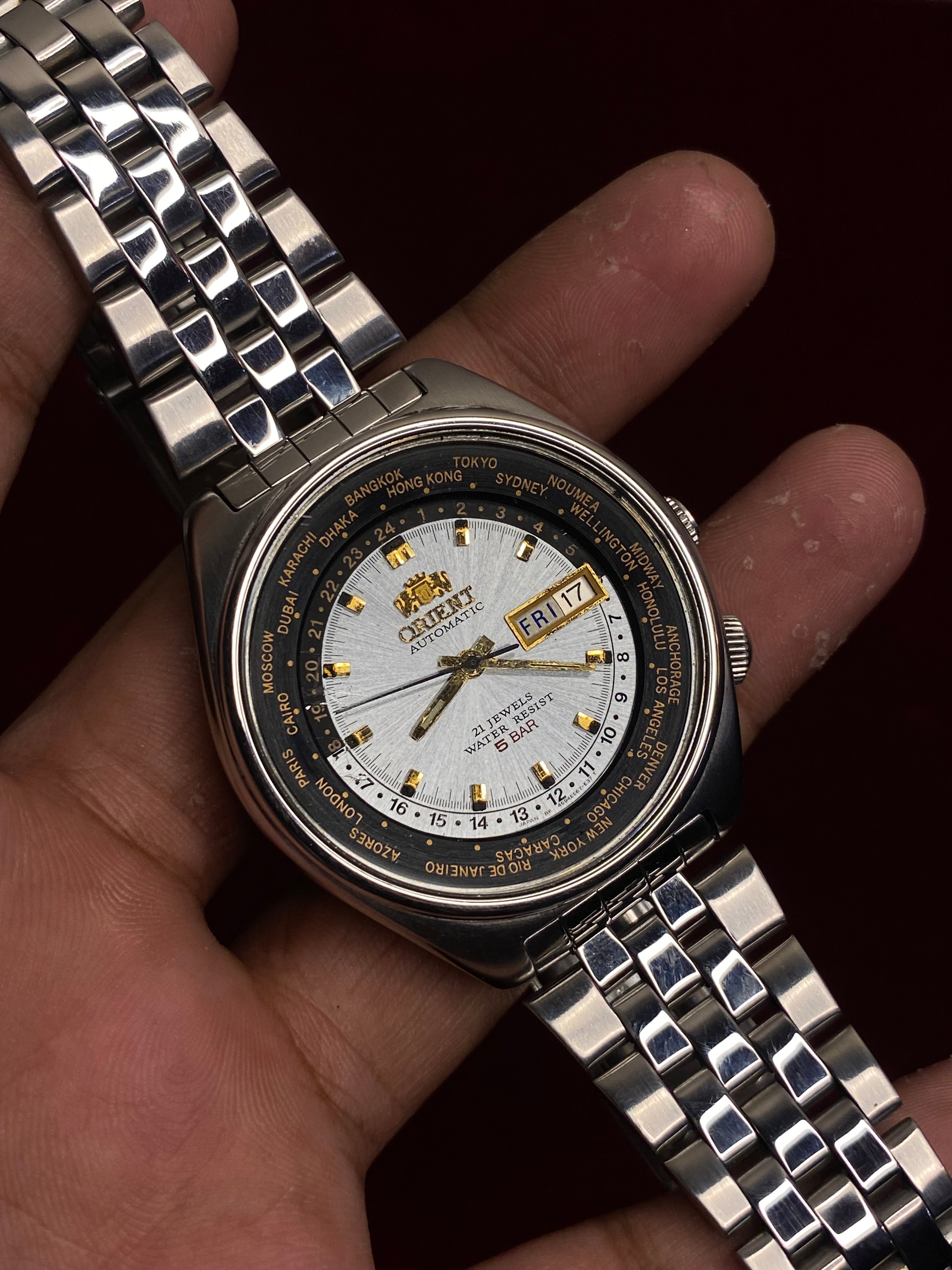 Orient World Time Automatic — Silver Sunburst Dial, 24-City Bezel | Ref. 469EE7-70 | 21 Jewels | 41mm.