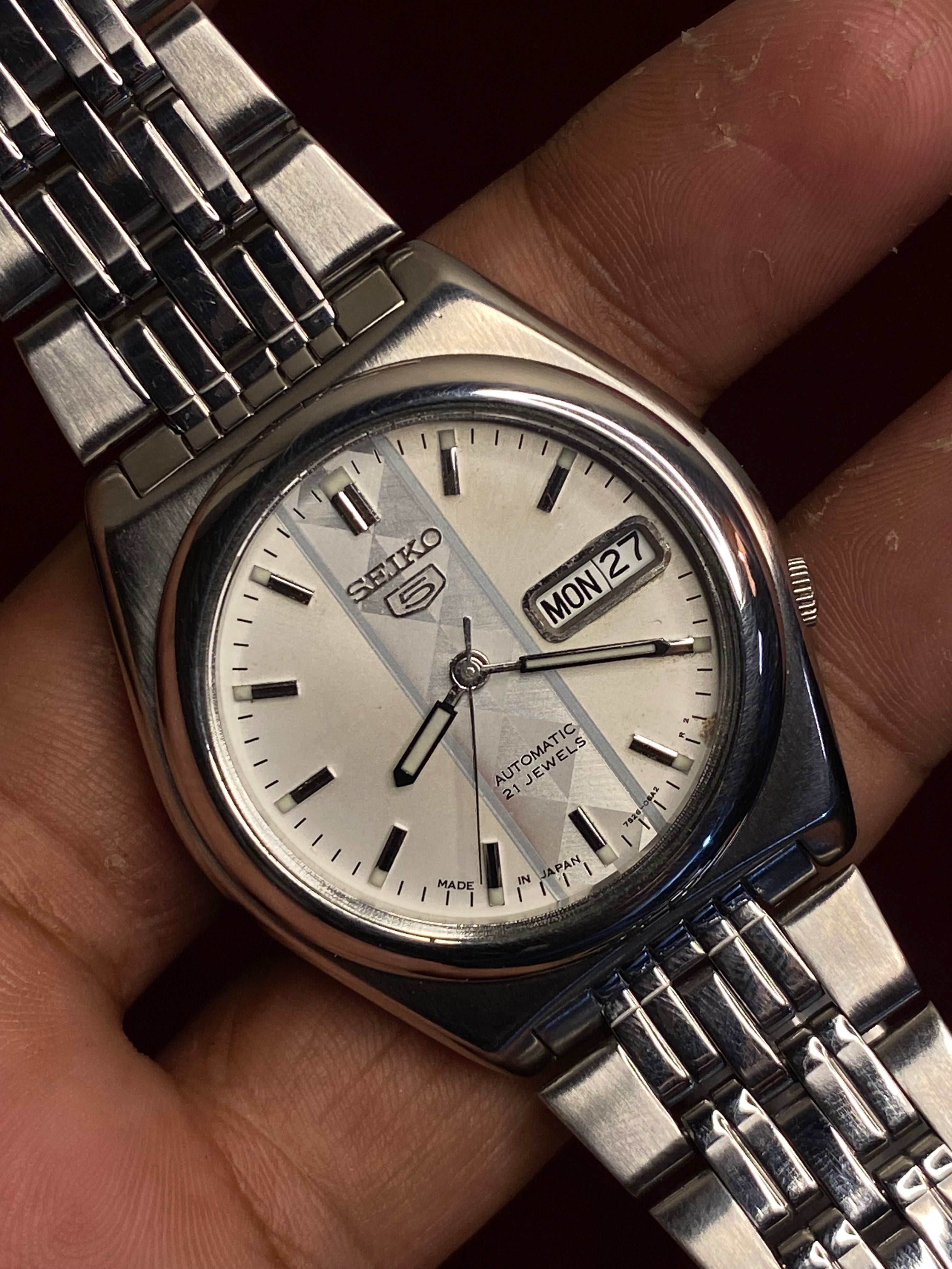 Seiko 5 — White Dial with Diagonal Prism Band | Ref. 7S26-02E0 | Exhibition Caseback | 38mm.