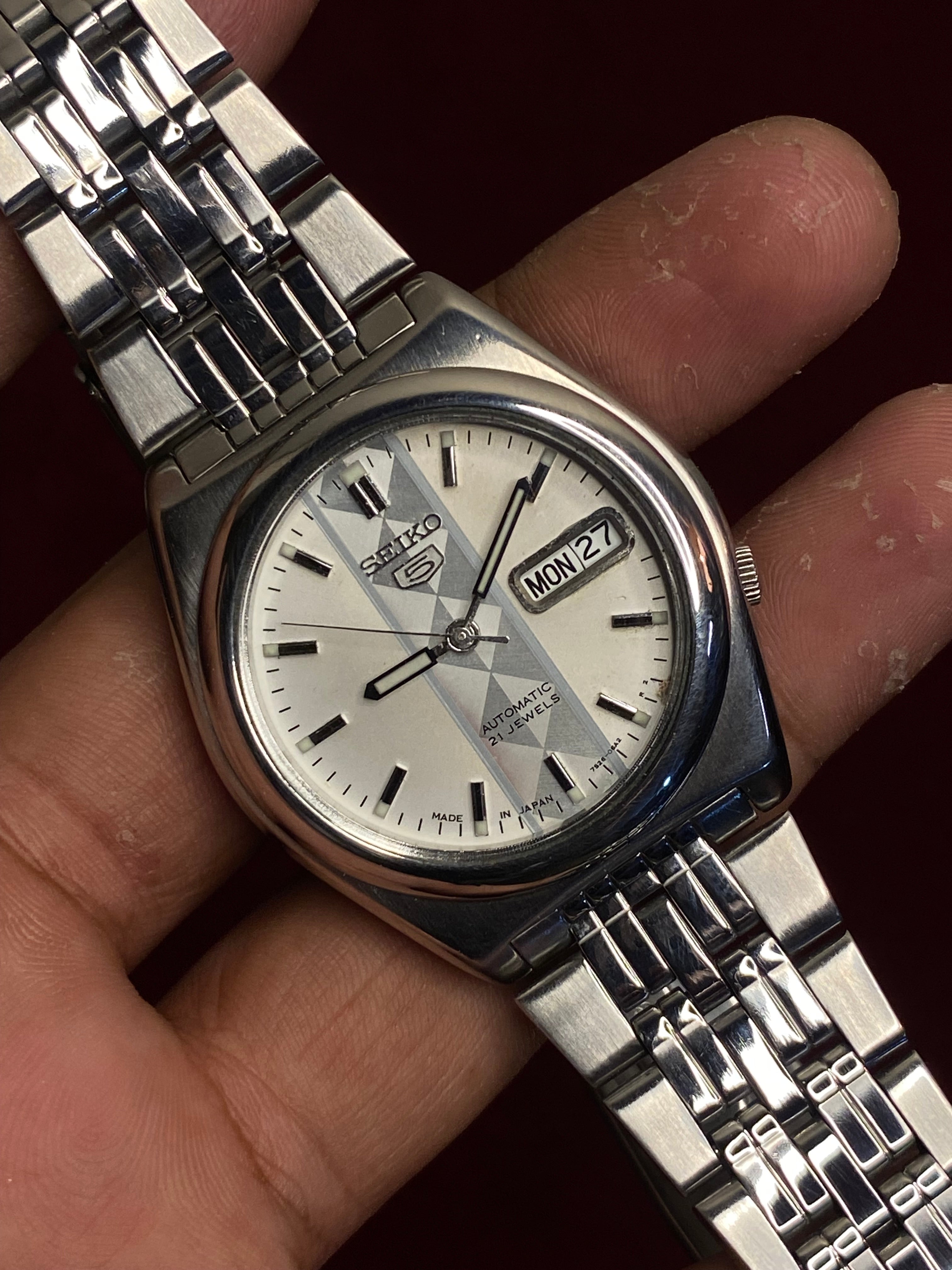 Seiko 5 — White Dial with Diagonal Prism Band | Ref. 7S26-02E0 | Exhibition Caseback | 38mm.