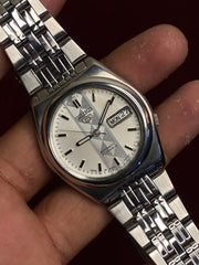Seiko 5 — White Dial with Diagonal Prism Band | Ref. 7S26-02E0 | Exhibition Caseback | 38mm.