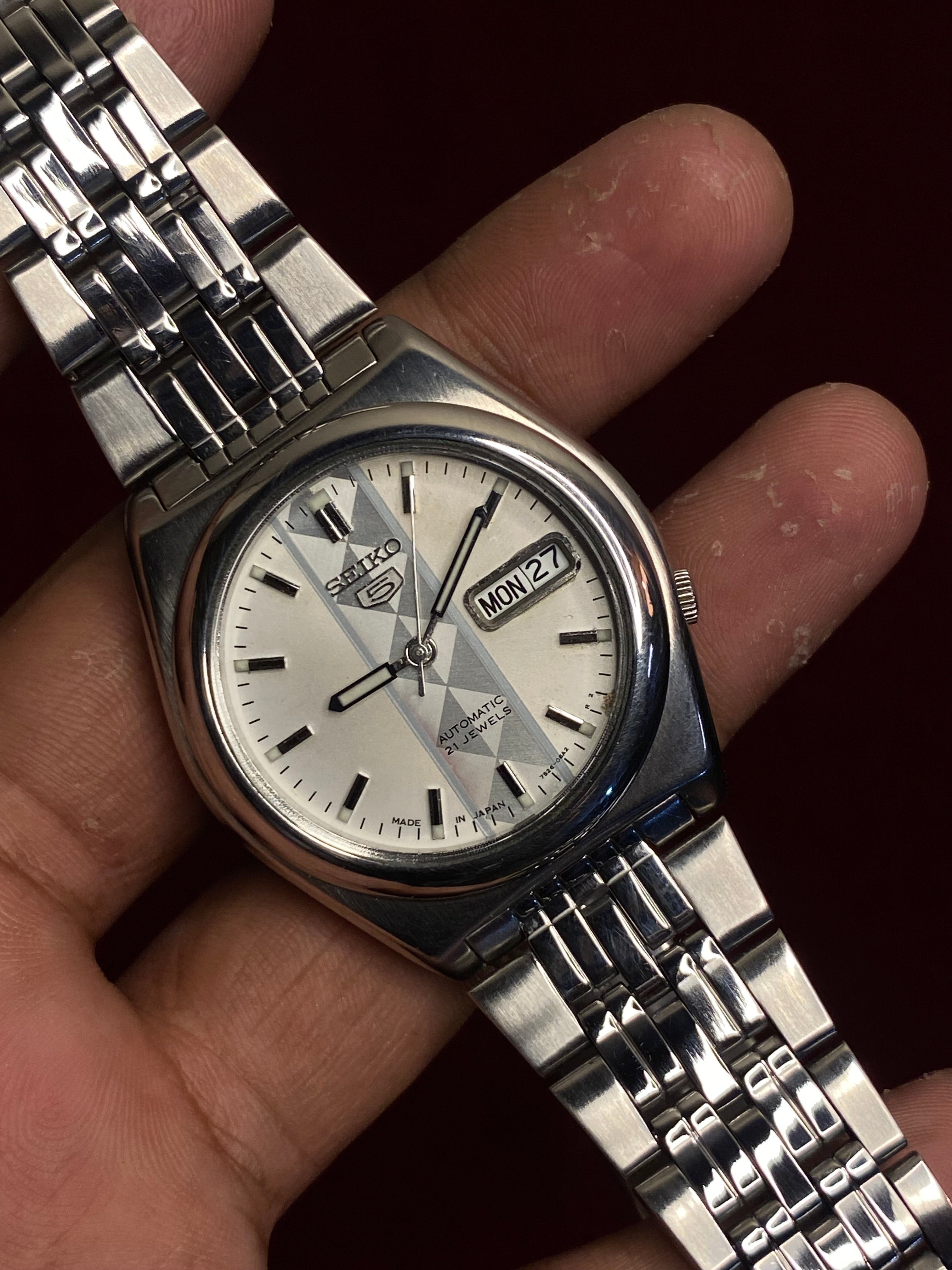 Seiko 5 — White Dial with Diagonal Prism Band | Ref. 7S26-02E0 | Exhibition Caseback | 38mm.