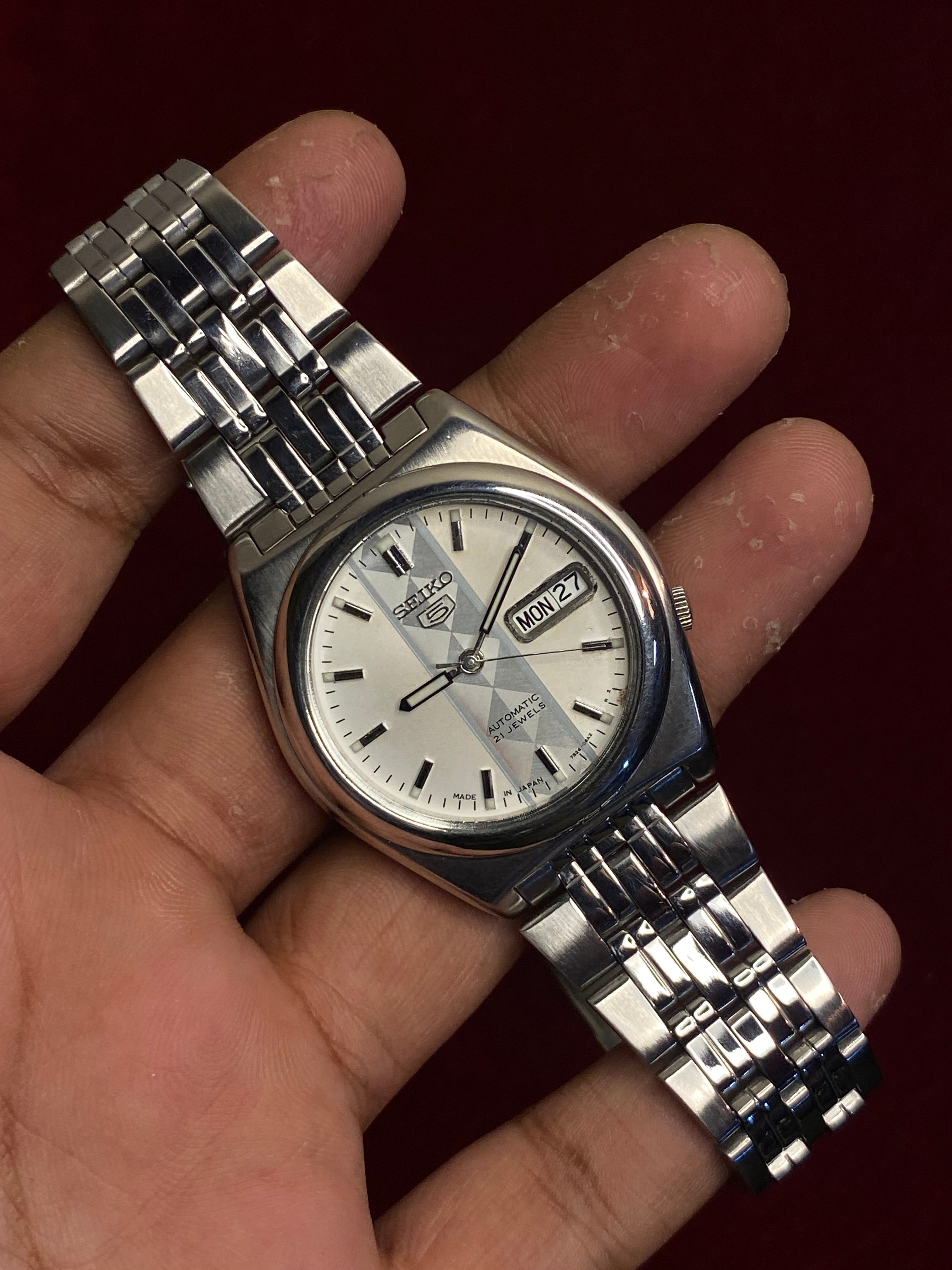 Seiko 5 — White Dial with Diagonal Prism Band | Ref. 7S26-02E0 | Exhibition Caseback | 38mm.