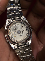 Seiko 5 — White Dial with Diagonal Prism Band | Ref. 7S26-02E0 | Exhibition Caseback | 38mm.