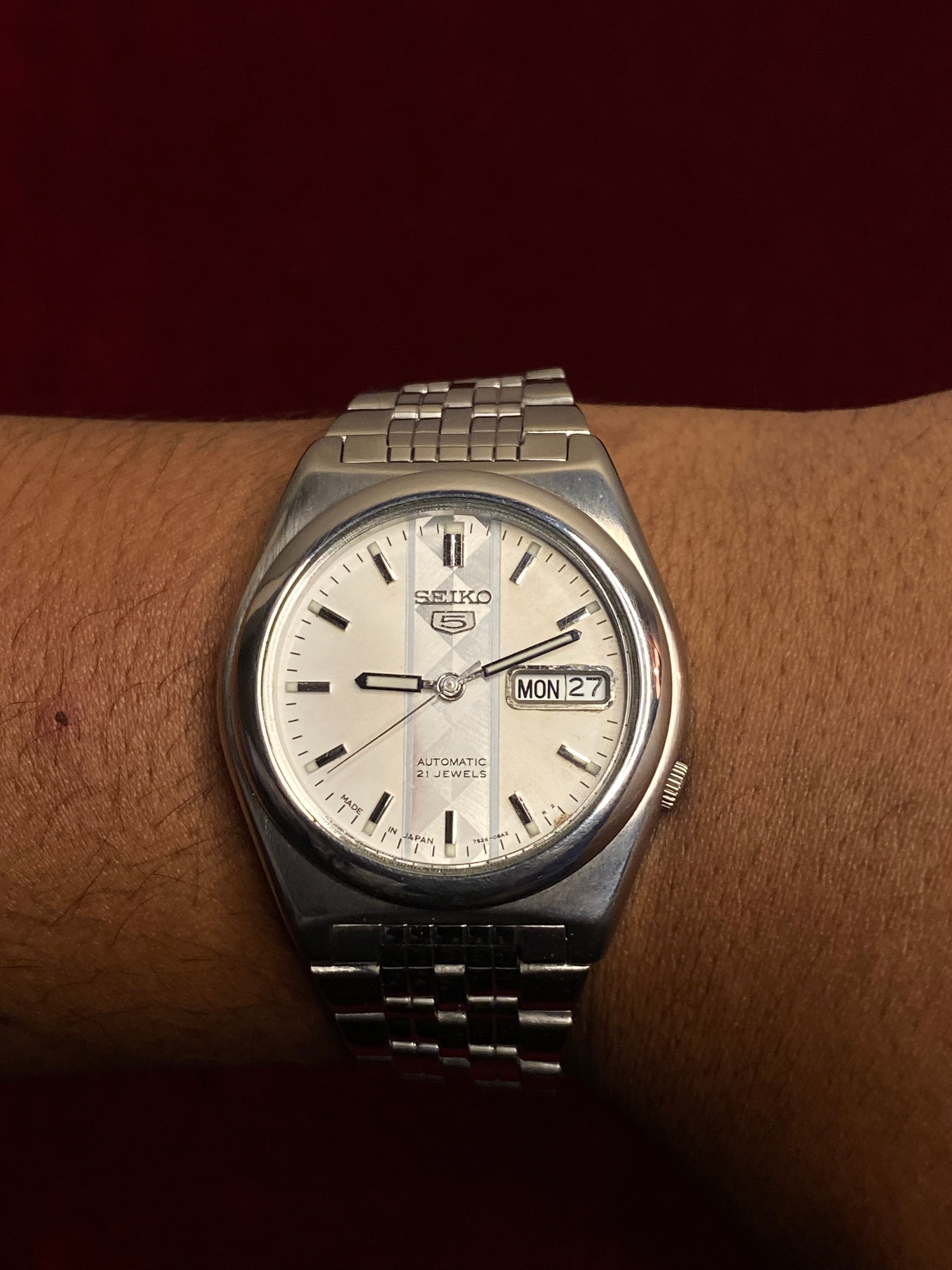 Seiko 5 — White Dial with Diagonal Prism Band | Ref. 7S26-02E0 | Exhibition Caseback | 38mm.