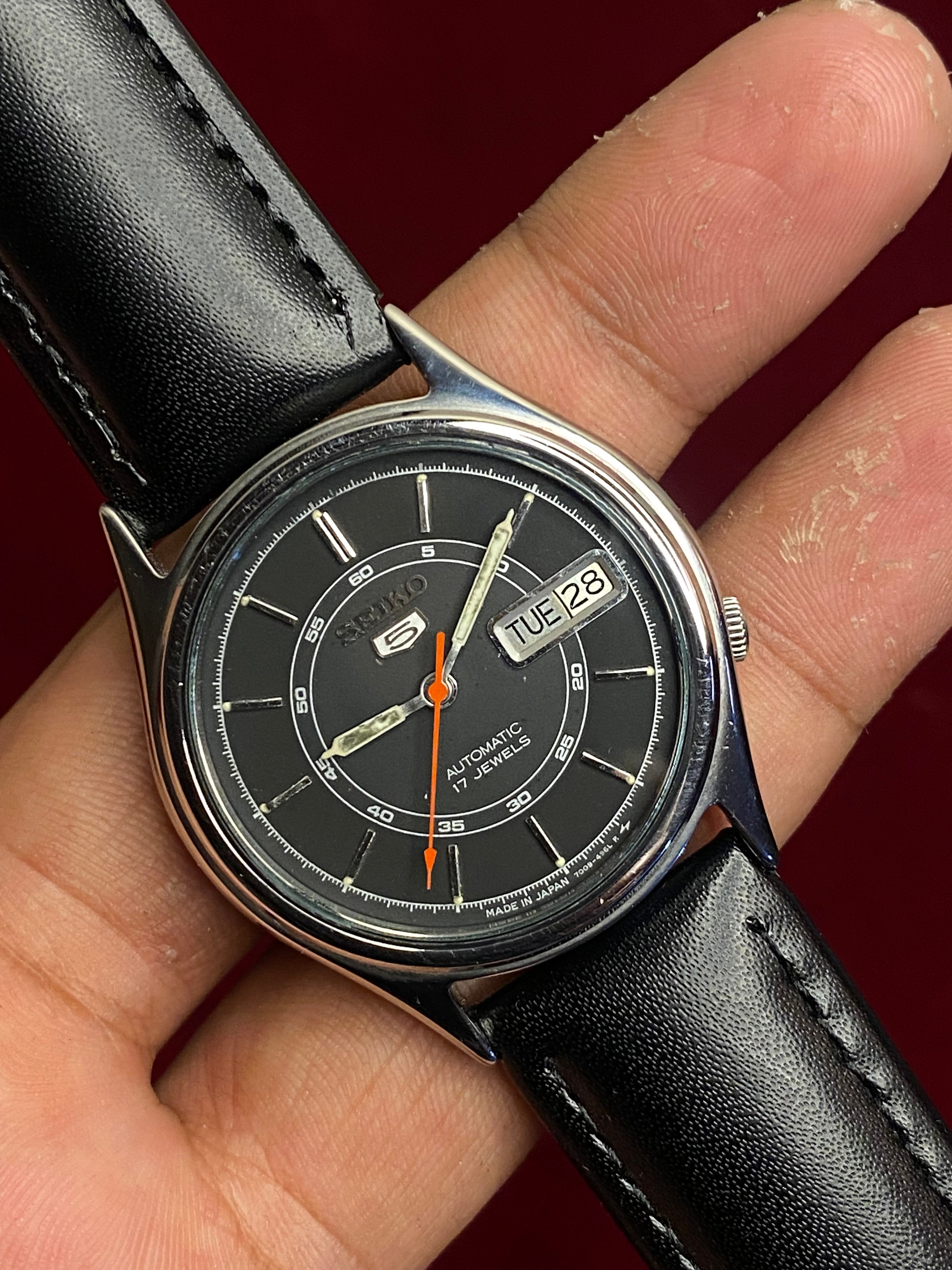Vintage Seiko 5 — Matte Black Railway Dial, Red Seconds | Ref. 7009-3101 | Cal. 7009 | 38mm.