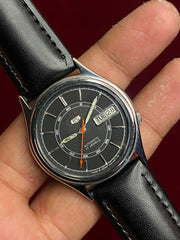 Vintage Seiko 5 — Matte Black Railway Dial, Red Seconds | Ref. 7009-3101 | Cal. 7009 | 38mm.