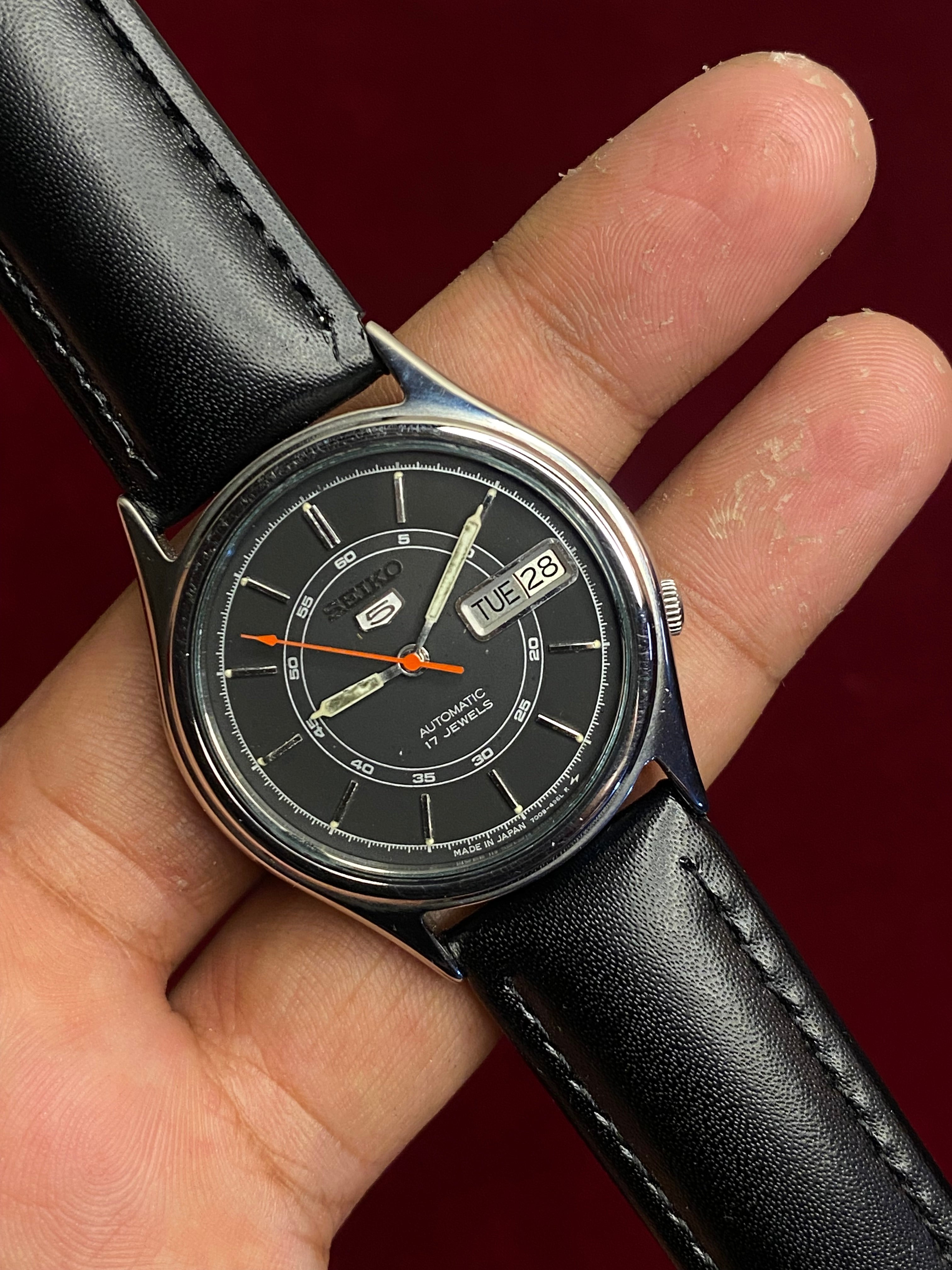 Vintage Seiko 5 — Matte Black Railway Dial, Red Seconds | Ref. 7009-3101 | Cal. 7009 | 38mm.