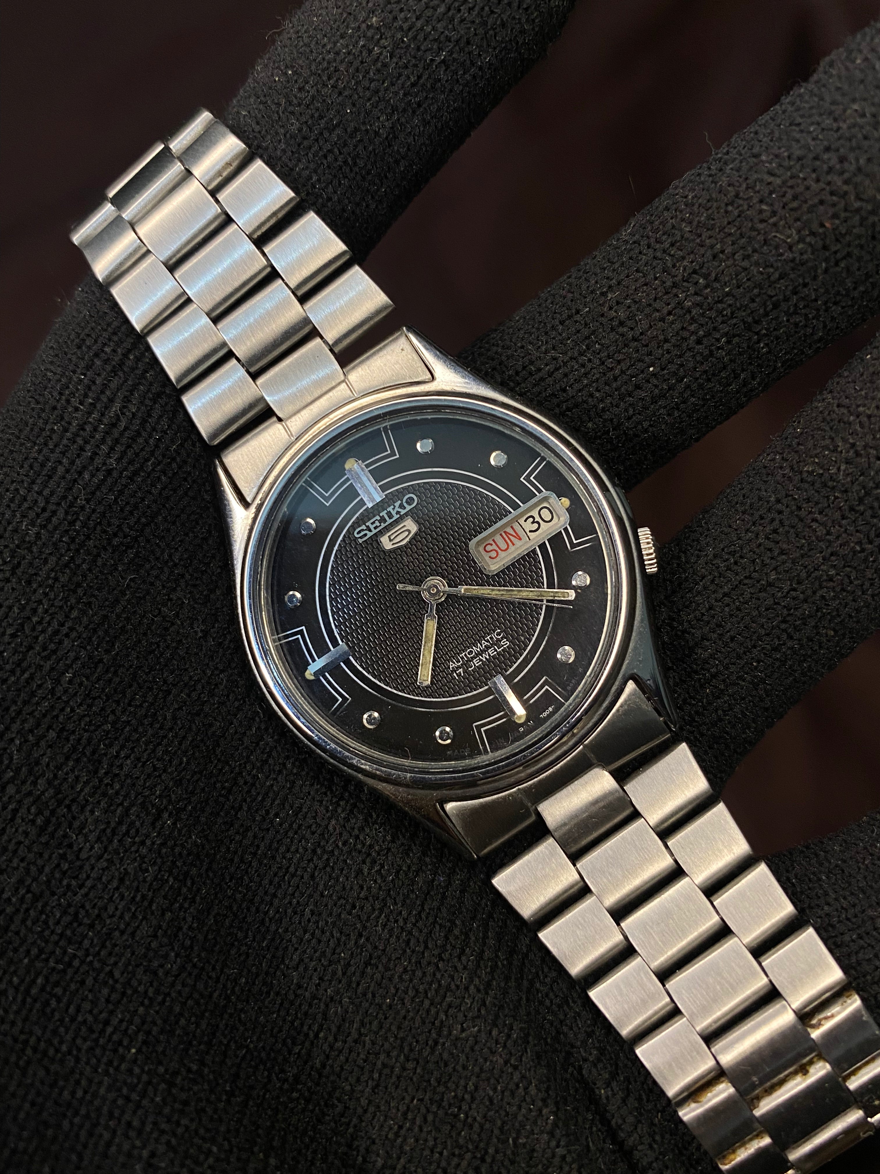 Seiko 5 Black Textured Dial watch 17 jewels Automatic