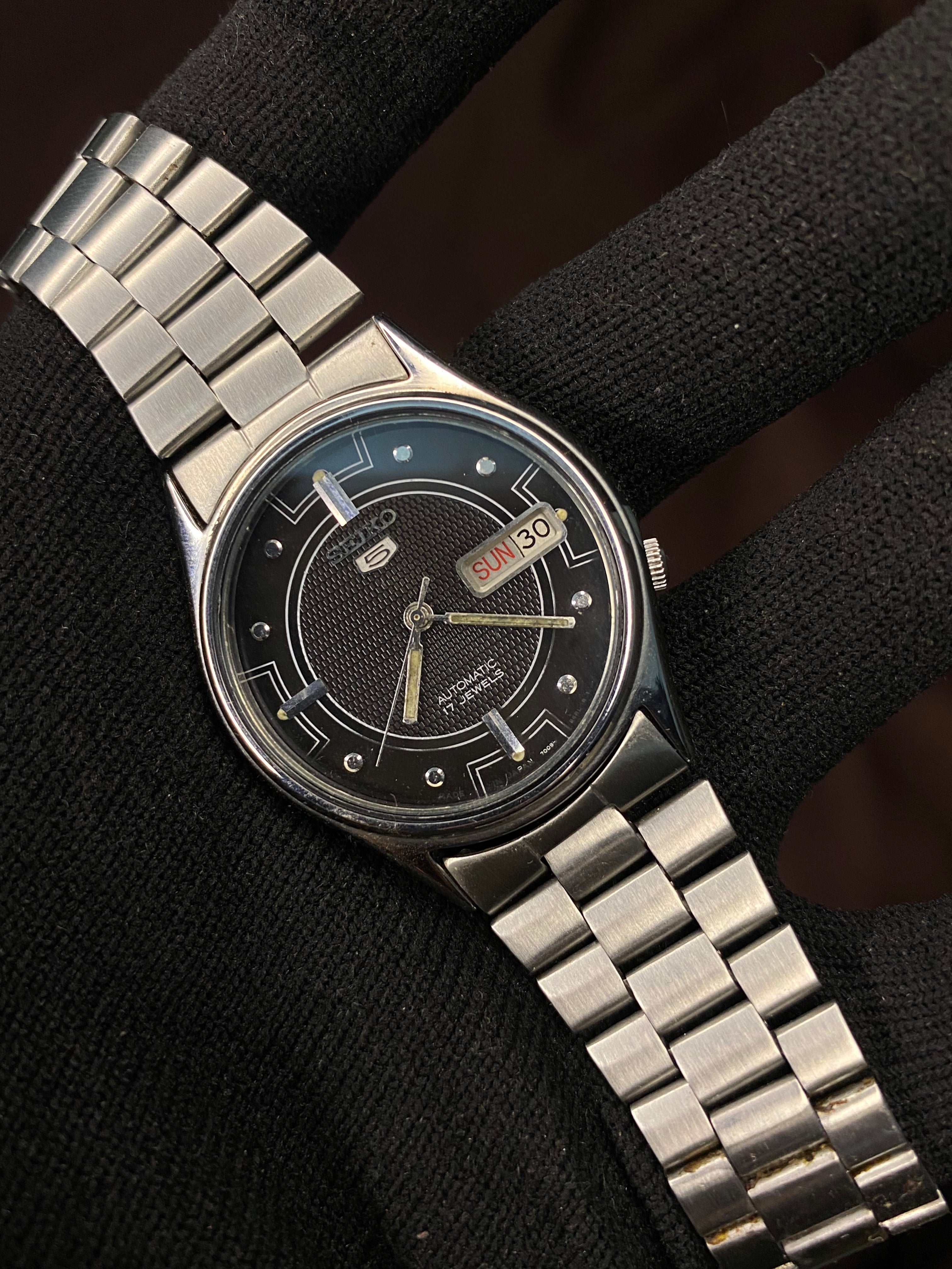 Seiko 5 Black Textured Dial watch 17 jewels Automatic