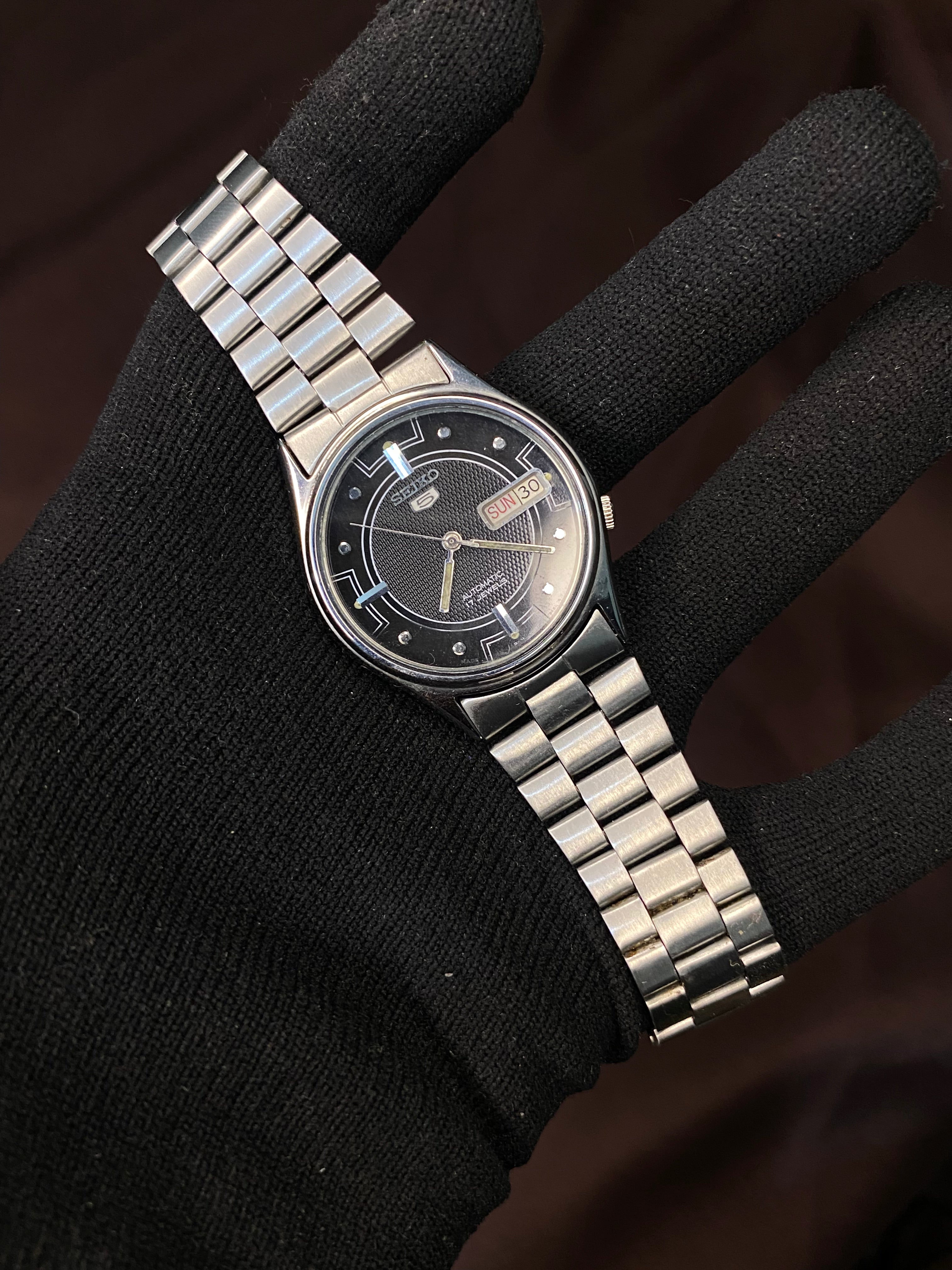 Seiko 5 Black Textured Dial watch 17 jewels Automatic