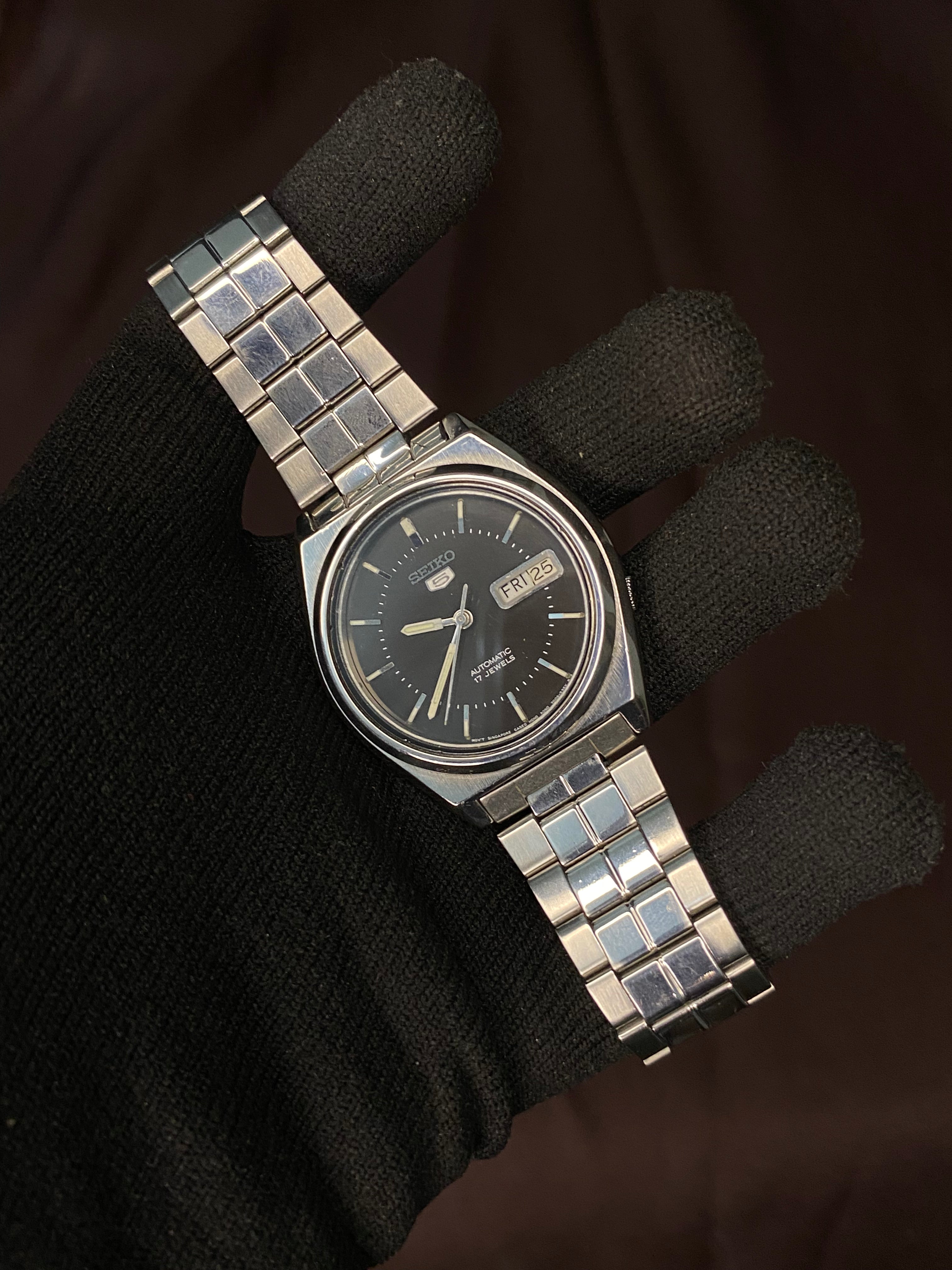 Seiko 5 Black Dial Watch with 17 jewels Automatic Movement