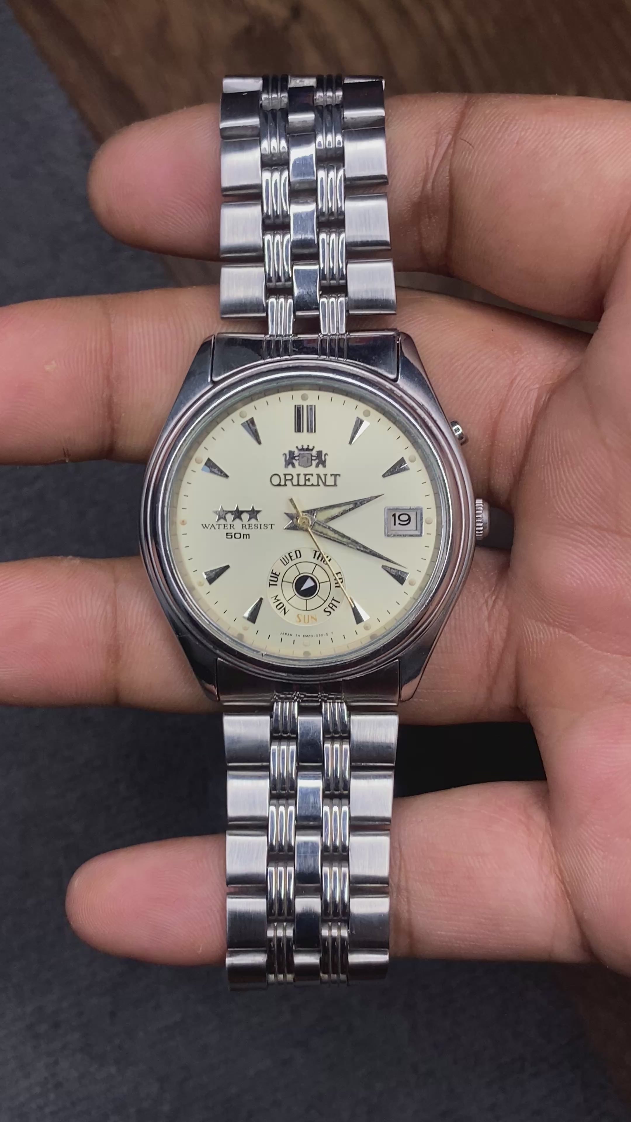 Orient Tri-Star — Cream Dial Automatic | Unique Day-Pointer Watch.