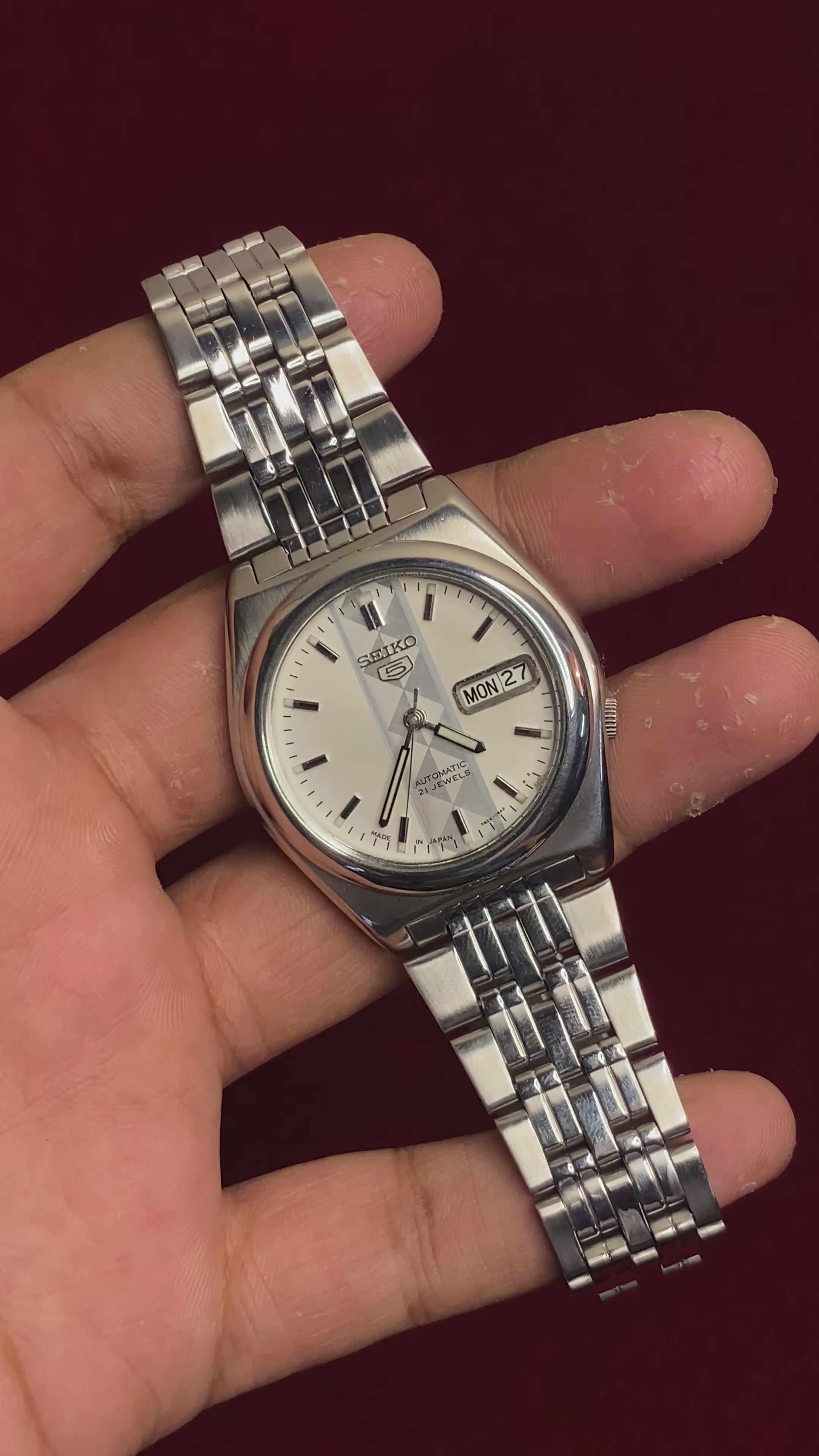 Seiko 5 — White Dial with Diagonal Prism Band | Ref. 7S26-02E0 | Exhibition Caseback | 38mm.