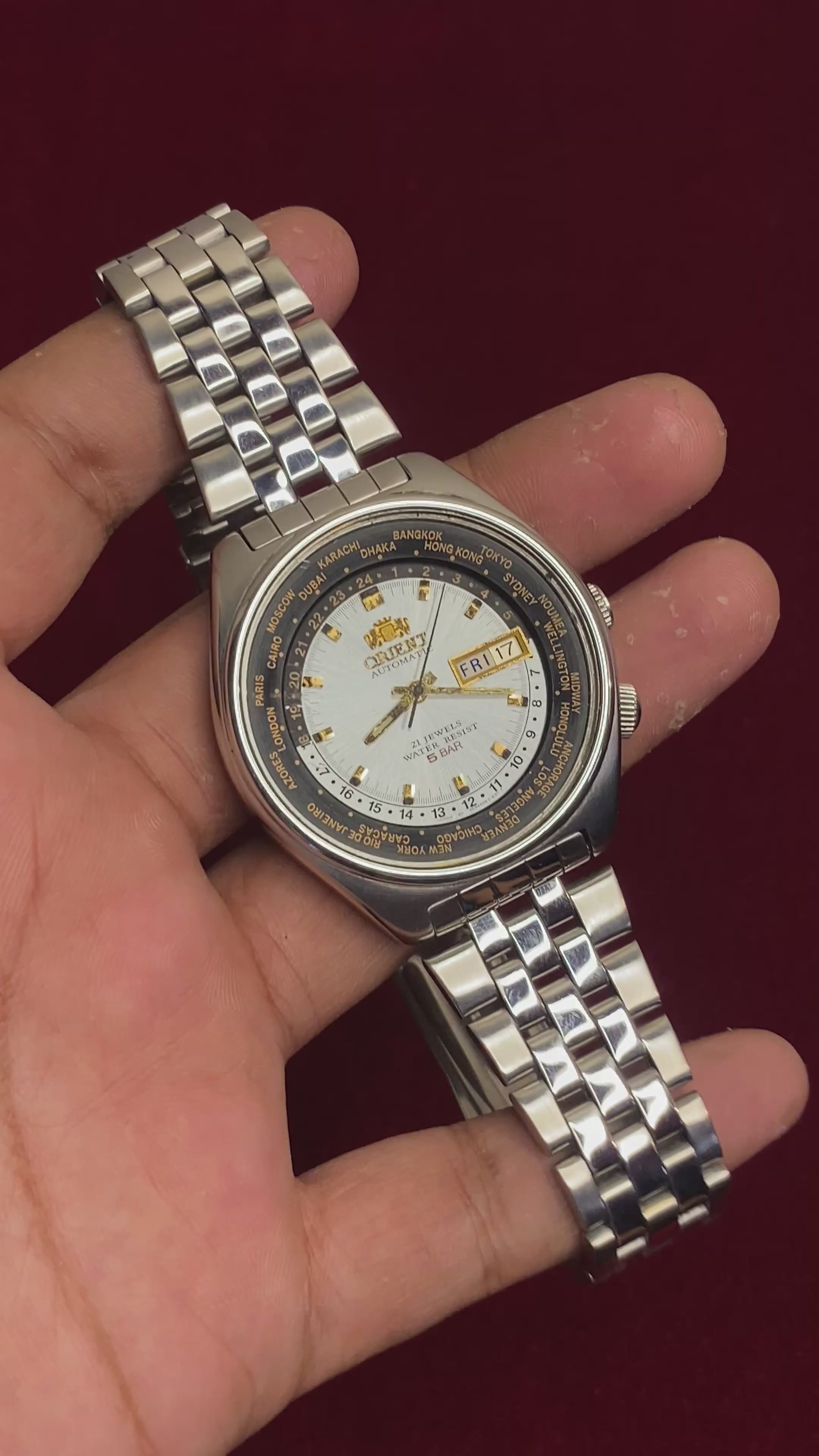 Orient World Time Automatic — Silver Sunburst Dial, 24-City Bezel | Ref. 469EE7-70 | 21 Jewels | 41mm.